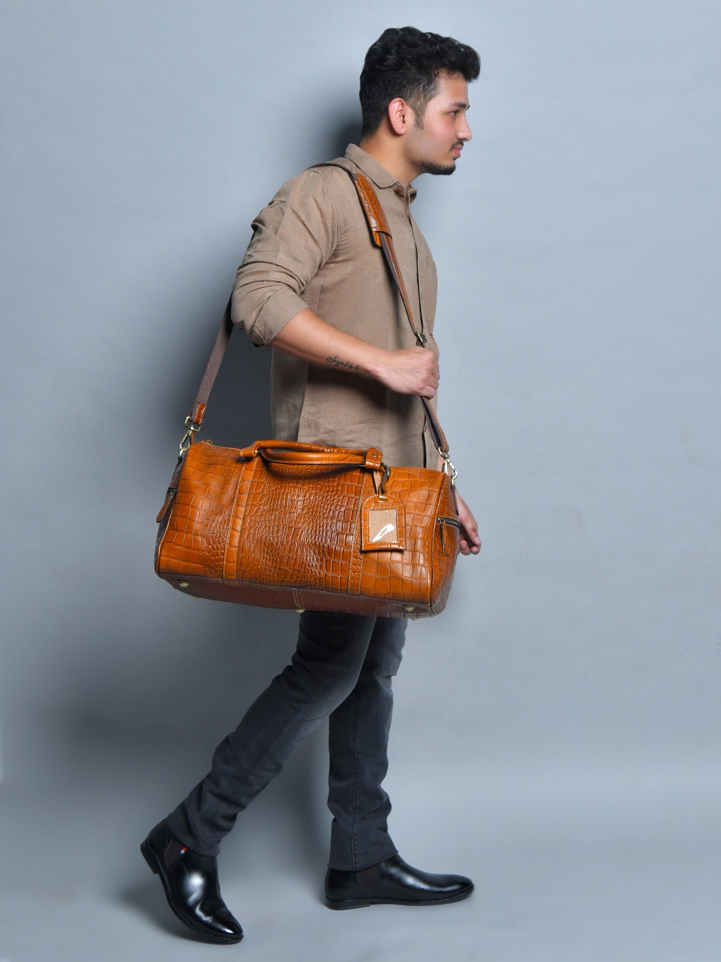 GrainGlow Traveler Duffle Bag - Brown