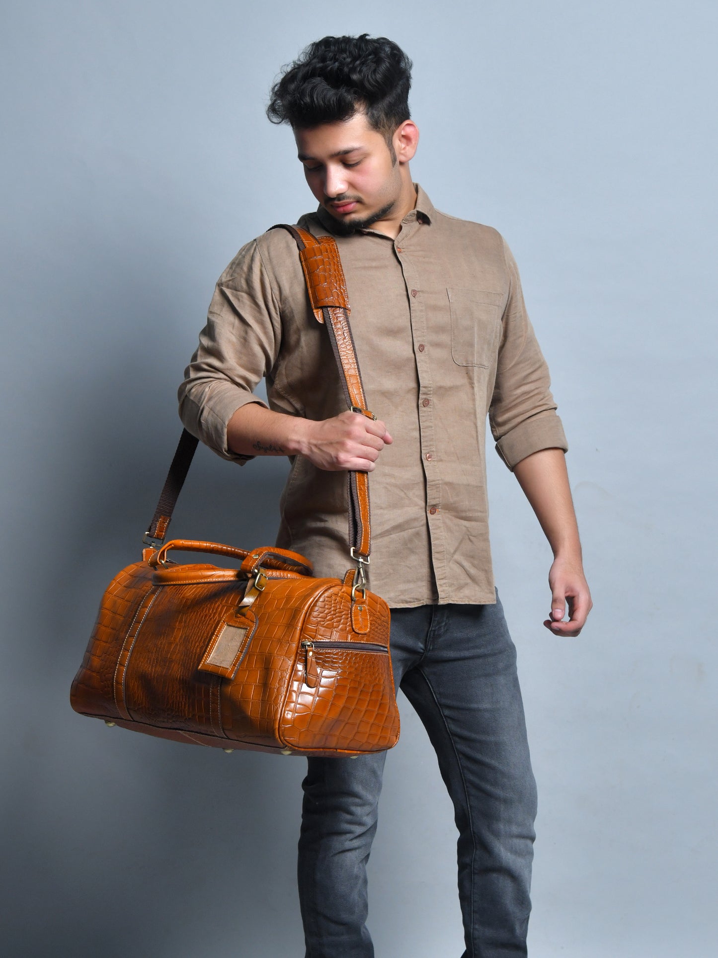 GrainGlow Traveler Duffle Bag - Brown