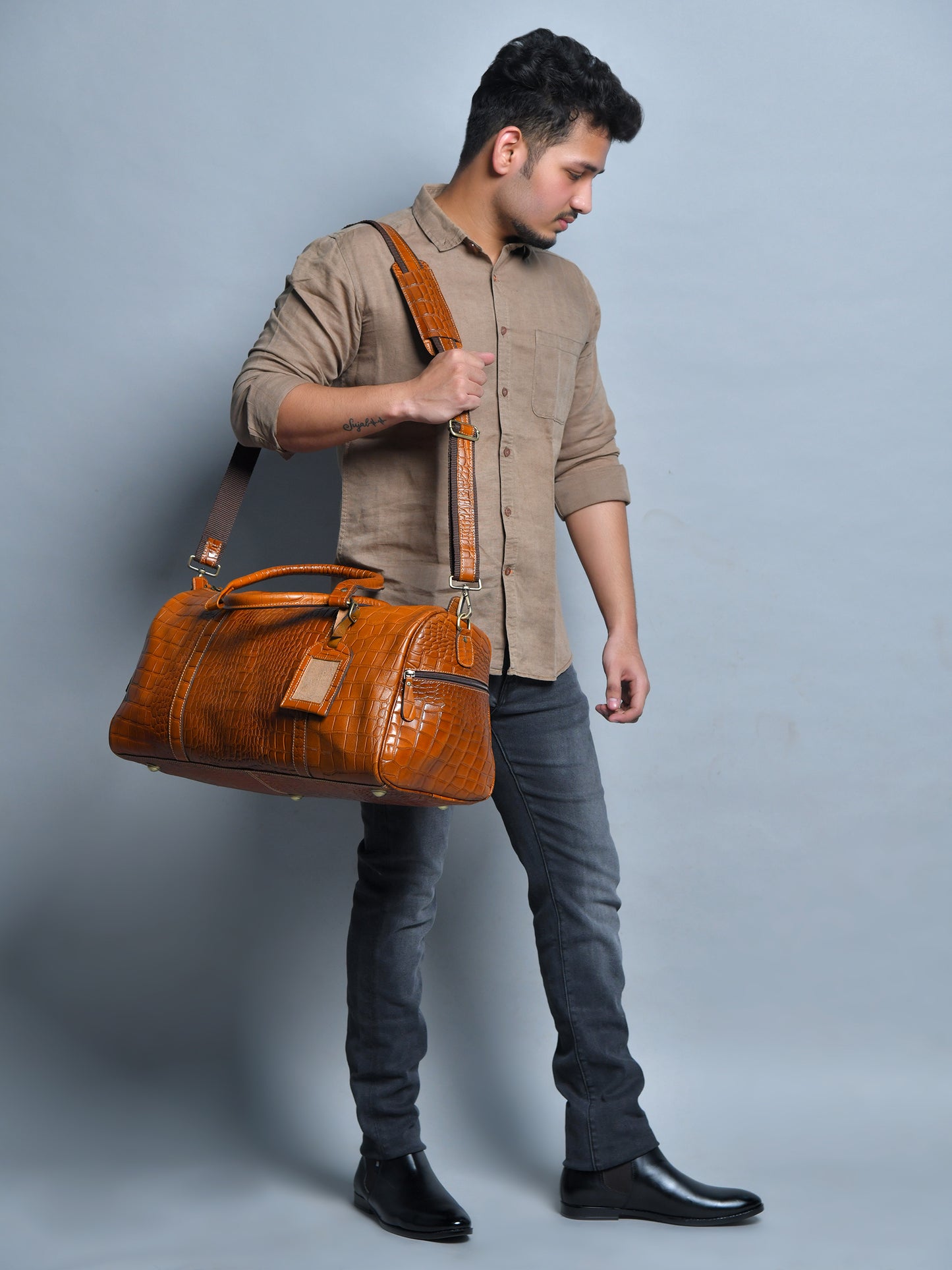 GrainGlow Traveler Duffle Bag - Brown